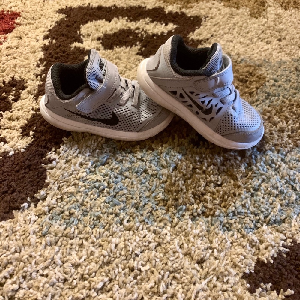 Nike tennis shoes size 7c - Picture 1 of 3
